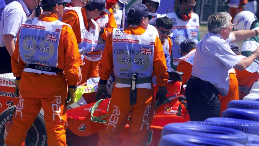 Zwei Jahre danach zerplatzen Schumachers Titelträume in Silverstone: Beim schwersten Unfall seiner Karriere brach er sich das rechte Schien- und Wadenbein und musste sechs Rennen pausieren.