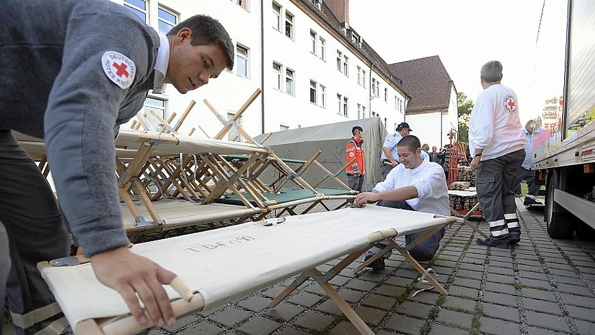 Feldbetten für  die Flüchtlinge