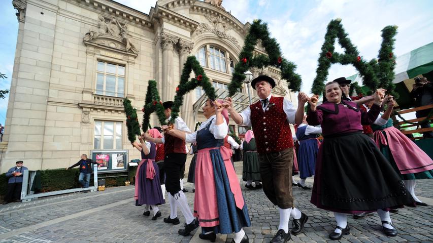 Hier tanzt die Gruppe des Heimat- und Volkstrachtenvereins Stadeln vor dem Stadttheater.