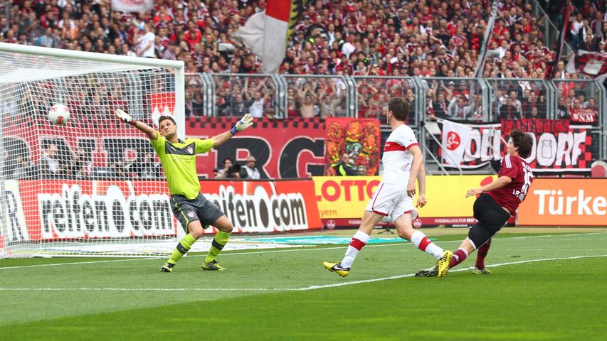 Nach einem Freistoß von Hiroshi Kiyotake herrschte Verwirrung im Stuttgarter Strafraum und der Ball kam zu Timm Klose. Der Schweizer jagte den Ball ins Tor, doch der Treffer zählte nicht - angeblich wegen Abseits. Wie sich später herausstellen sollte, war es jedoch ein regulärer Treffer.