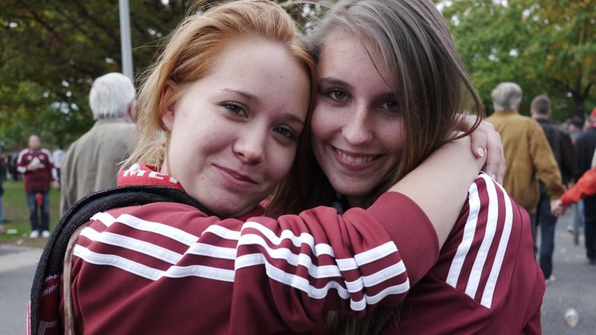 Die beiden Freundinnen Jasmin und Svenja haben seit zwei Jahren eine Dauerkarte und besuchen jedes Spiel. "Heute hätten wir uns mehr erwartet." Die beiden spielen selbst Fußball beim FC Franken 08 in Schwabach.