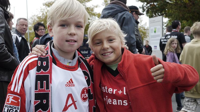 Willi und Niklas finden: "Gut gespielt, aber trotzdem verloren." Heute waren die beiden kleinen Clubfans mit ihren Papas im Stadion.