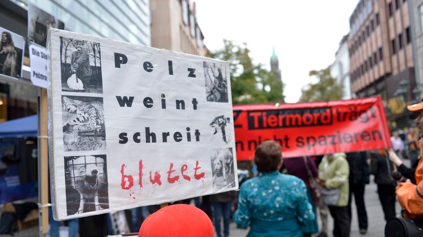 Menschliche Demonstranten mussten dagegen auf grausame Bilder und klare Worte zurückgreifen, um den Nürnbergern ihr Anliegen deutlich zu machen.