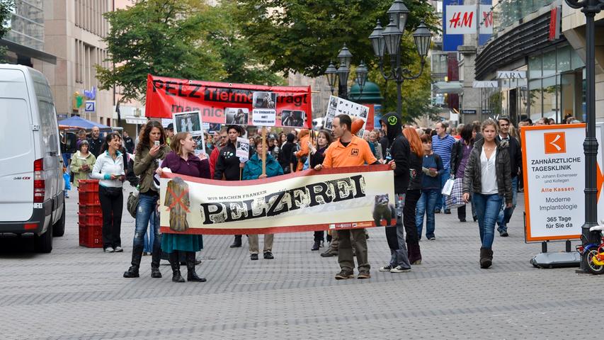 "Wir machen Franken pelzfrei": Bei einer Anti-Pelz-Demonstration zogen Tierschützer am Samstag für die Rechte ihrer vierbeinigen Freunde durch die Straßen Nürnbergs.