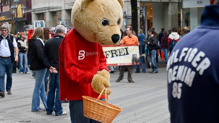 Eher zufällig geriet wohl dieser Bär in die Demonstration - passte mit seinem flauschigen Kostüm aber gar nicht so schlecht dazu.