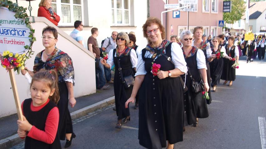 47 Gruppen und Vereine sind am Sonntag nach Muggendorf gekommen um am traditionellen Erntedankfestzug teilzunehmen. Mit dabei auch der Forchheimer Landfrauenchor ist in diesem Jahr dabei gewesen.