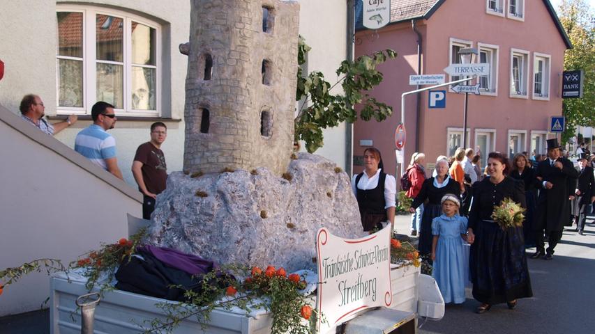 Der Fränkische Schweiz-Verein hat ein Modell der Streitburg mit zum Festzug gebracht. Die "echte" Burgruine steht im Wiesenttal, direkt über der Ortschaft Streitberg.