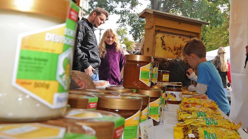 Auch Honig wird regional hergestellt und schmeckt frisch vom Imker nicht nur lecker, sondern trägt auch etwas zum Umweltschutz bei.