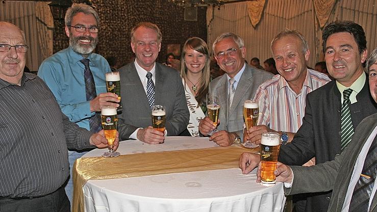 Die Geschäftsführer der Hopfenverwertungsgenossenschaft Spalt Hans Zeiner und Frank Braun hoffen auf bessere Zeiten. Und stoßen auf diese schon einmal mit Referent Peter Hintermeier, Hopfenkönigin Karin Heckl, Werner Wolf (Geschäftsführer) und Georg Zeiner (Vorsitzender) als dem Führungsduo des hiesigen Hopfenpflanzerverbandes sowie Bürgermeister Udo Weingart und dem obersten deutschen Hopfenwirtschafter Heinz-Jürgen Cooberg an (von l.). Die Geschäftsführer der Hopfenverwertungsgenossenschaft Spalt Hans Zeiner und Frank Braun hoffen auf bessere Zeiten. Und stoßen auf diese schon einmal mit Referent Peter Hintermeier, Hopfenkönigin Karin Heckl, Werner Wolf (Geschäftsführer) und Georg Zeiner (Vorsitzender) als dem Führungsduo des hiesigen Hopfenpflanzerverbandes sowie Bürgermeister Udo Weingart und dem obersten deutschen Hopfenwirtschafter Heinz-Jürgen Cooberg an (von l.).