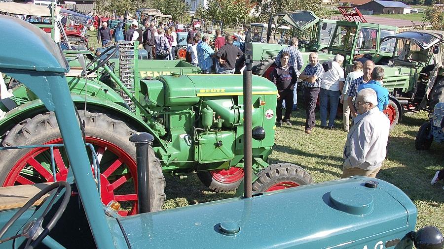 Hanomag, Deutz, Fendt und Co. standen Spalier für rund 1000 Interessierte. Hanomag, Deutz, Fendt und Co. standen Spalier für rund 1000 Interessierte.