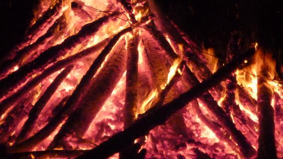 In Aufseß brannte nachts ein Stapel mit über 700 Kubikmetern Holz