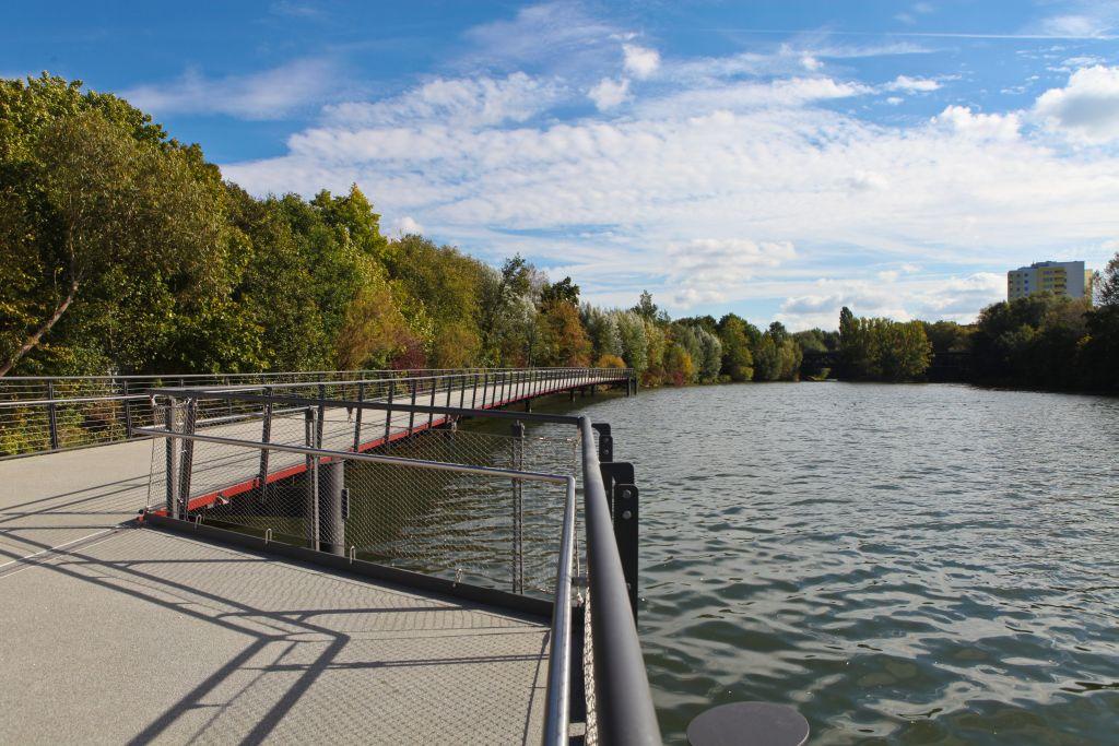 Mitten im Herzen Nürnbergs liegt er: der Wöhrder See. Eine Runde um den gesamten See ist etwa sechseinhalb Kilometer lang, kann aber durch die verschiedenen Brücken auch abgekürzt werden.