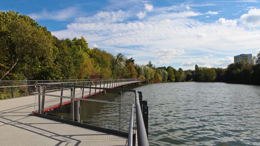 Mitten im Herzen Nürnbergs liegt er: der Wöhrder See. Eine Runde um den gesamten See ist etwa sechseinhalb Kilometer lang, kann aber durch die verschiedenen Brücken auch abgekürzt werden.
