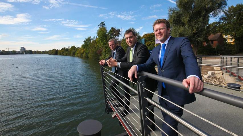 ... unter anderem Oberbürgermeister Ulrich Maly sowie die bayerischen Minister Markus Söder (Finanzen) und Marcel Huber (Umwelt, von links) blicken.