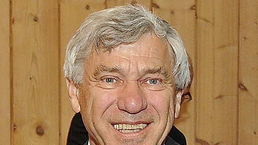 Der CSU-Politiker bezeichnete es als den "eigentlichen Skandal", dass sich die Sozialdemokraten "drei Minuten nach Schließung der Wahllokale vom Acker gemacht" und ihre staatspolitische Verantwortung nicht wahrgenommem hätten. Alois Karl erwartet nun von der SPD, dass sie sich Koalitionsverhandlungen nicht entzieht. Der MdB zeigte überhaupt kein Verständnis dafür, dass es die SPD als die große und traditionsreiche Partei nicht schaffe, angemessen mit dem Wahlergebnis vom 24. September umzugehen. Der CSU-Politiker bezeichnete es als den "eigentlichen Skandal", dass sich die Sozialdemokraten "drei Minuten nach Schließung der Wahllokale vom Acker gemacht" und ihre staatspolitische Verantwortung nicht wahrgenommem hätten. Alois Karl erwartet nun von der SPD, dass sie sich Koalitionsverhandlungen nicht entzieht. Der MdB zeigte überhaupt kein Verständnis dafür, dass es die SPD als die große und traditionsreiche Partei nicht schaffe, angemessen mit dem Wahlergebnis vom 24. September umzugehen.