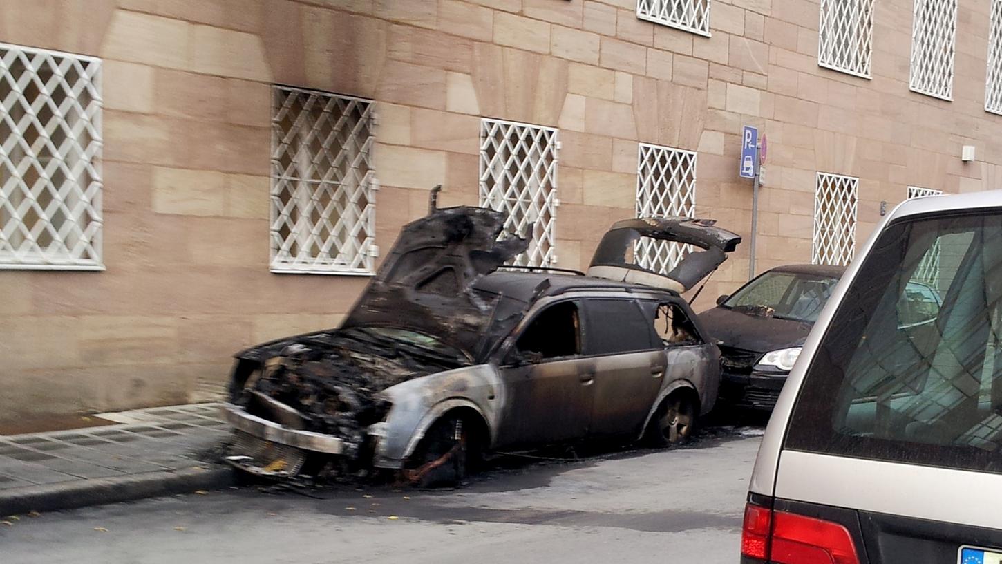Brandstiftung: Audi in der Altstadt brennt aus