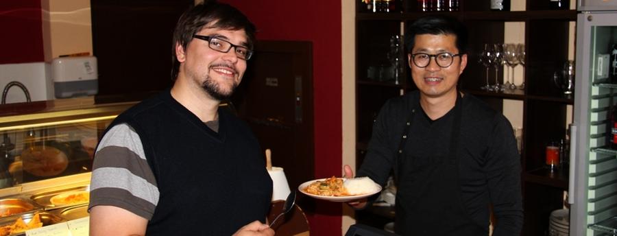 Philipp Niemöller (links) ist Online-Redakteur bei nordbayern.de. Seine Mittagspausen verbringt er regelmäßig im Red Curry House . "Von der Arbeit hierher sind es nur ein paar Schritte und das Essen ist einfach lecker. Die Curries sind immer frisch zubereitet und Ya ist zu jedem Gast richtig freundlich. Das gefällt mir." Arya Vilayphone (genannt Ya, rechts im Bild) betreibt seit zwei Jahren das kleine Curryrestaurant in der Lorenzer Straße. "Ich freue mich, wenn die Leute öfter kommen. Das zeigt, dass die Qualität des Essens stimmt und mein Konzept aufgeht. Außerdem verstehe ich mich mit den Stammgästen besonders gut, und so herrscht im Lokal gute Stimmung." Philipp Niemöller (links) ist Online-Redakteur bei nordbayern.de. Seine Mittagspausen verbringt er regelmäßig im Red Curry House . "Von der Arbeit hierher sind es nur ein paar Schritte und das Essen ist einfach lecker. Die Curries sind immer frisch zubereitet und Ya ist zu jedem Gast richtig freundlich. Das gefällt mir." Arya Vilayphone (genannt Ya, rechts im Bild) betreibt seit zwei Jahren das kleine Curryrestaurant in der Lorenzer Straße. "Ich freue mich, wenn die Leute öfter kommen. Das zeigt, dass die Qualität des Essens stimmt und mein Konzept aufgeht. Außerdem verstehe ich mich mit den Stammgästen besonders gut, und so herrscht im Lokal gute Stimmung."