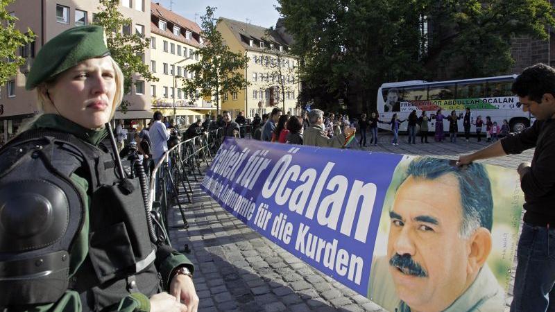 Rund 120 Kurden haben sich am Freitag auf dem Nürnberger Jakobsplatz versammelt. Rund 120 Kurden haben sich am Freitag auf dem Nürnberger Jakobsplatz versammelt.
