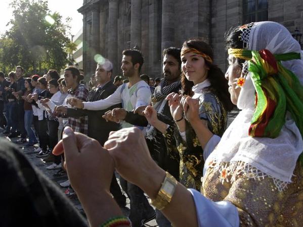 Die Demonstranten tanzten für die Freilassung des Pkk-Anführers Abdullah Öcalans. Die Demonstranten tanzten für die Freilassung des Pkk-Anführers Abdullah Öcalans.