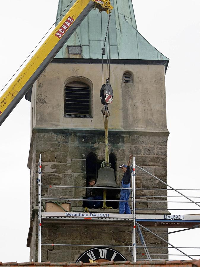 Zwei Glocken schweben herab