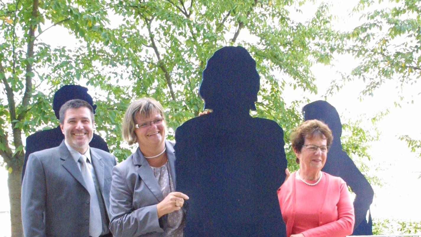 „Aus der Mitte“ heißt das Kunstwerk auf dem Rathausplatz, geschaffen von „Traktor 26“ alias Hermann Drescher und Maren Diedrich. Das Paar hat 21 Rednitzhembacher in Stahl verewigt. Gabi Weißmantel versteckt sich ein wenig hinter einer der Stahl-Figuren, doch bei den Führungen wird sie im Vordergrund stehen. Unterstützung erhält sie von Christel Vogelsang (rechts), der Kulturbeauftragten des Gemeinderats, und Bürgermeister Jürgen Spahl. „Aus der Mitte“ heißt das Kunstwerk auf dem Rathausplatz, geschaffen von „Traktor 26“ alias Hermann Drescher und Maren Diedrich. Das Paar hat 21 Rednitzhembacher in Stahl verewigt. Gabi Weißmantel versteckt sich ein wenig hinter einer der Stahl-Figuren, doch bei den Führungen wird sie im Vordergrund stehen. Unterstützung erhält sie von Christel Vogelsang (rechts), der Kulturbeauftragten des Gemeinderats, und Bürgermeister Jürgen Spahl.