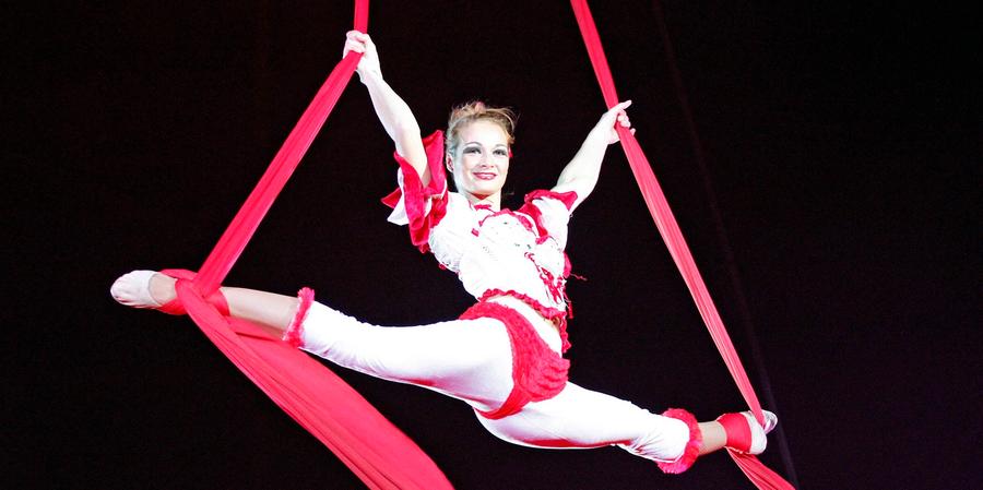 Atemberaubende Akrobatik: Bei der Premierenvorstellung des Circus Busch am Volksfestplatz begeisterte Alexandra Gerbey, die sich an Seidentüchern abseile und dabei Opernarien zum Besten gab.