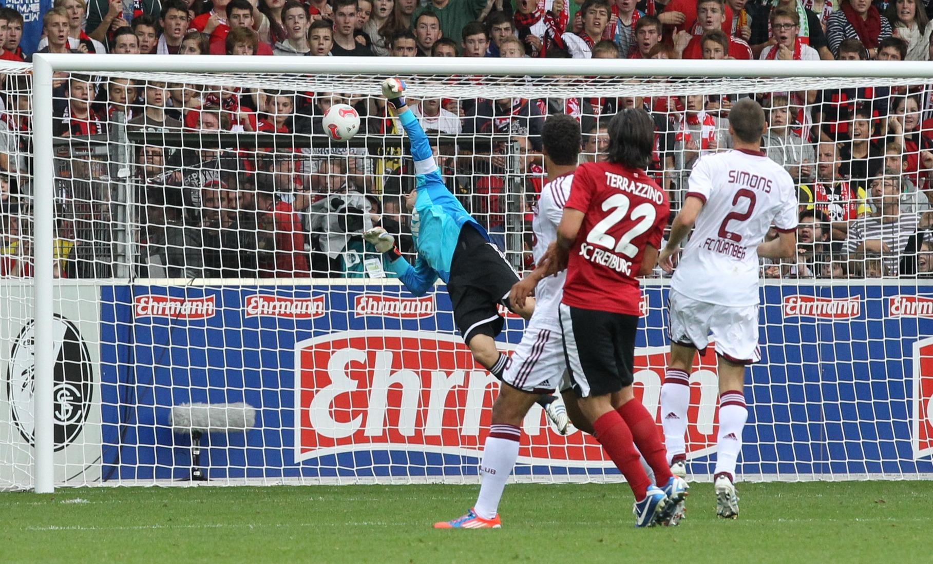 In der Nachspielzeit legt Daniel Caligiuri per verwandeletem Foulelfmeter Freiburgs zweiten Treffer nach. Doch es kommt noch dicker für den Club. In der 93. Minute hat Schäfer erneut das Nachsehen: Der eingewechselte Marco Terrazzino trifft den Ball perfekt und nagelt das Spielgerät unhaltbar unter die Latte. Danach ist Schluss und die 0:3-Niederlage besiegelt.