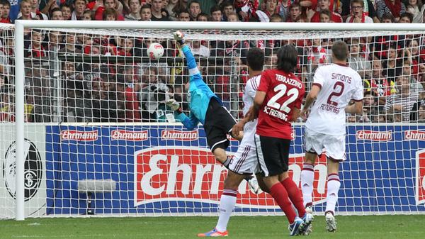 In der Nachspielzeit legt Daniel Caligiuri per verwandeletem Foulelfmeter Freiburgs zweiten Treffer nach. Doch es kommt noch dicker für den Club. In der 93. Minute hat Schäfer erneut das Nachsehen: Der eingewechselte Marco Terrazzino trifft den Ball perfekt und nagelt das Spielgerät unhaltbar unter die Latte. Danach ist Schluss und die 0:3-Niederlage besiegelt.