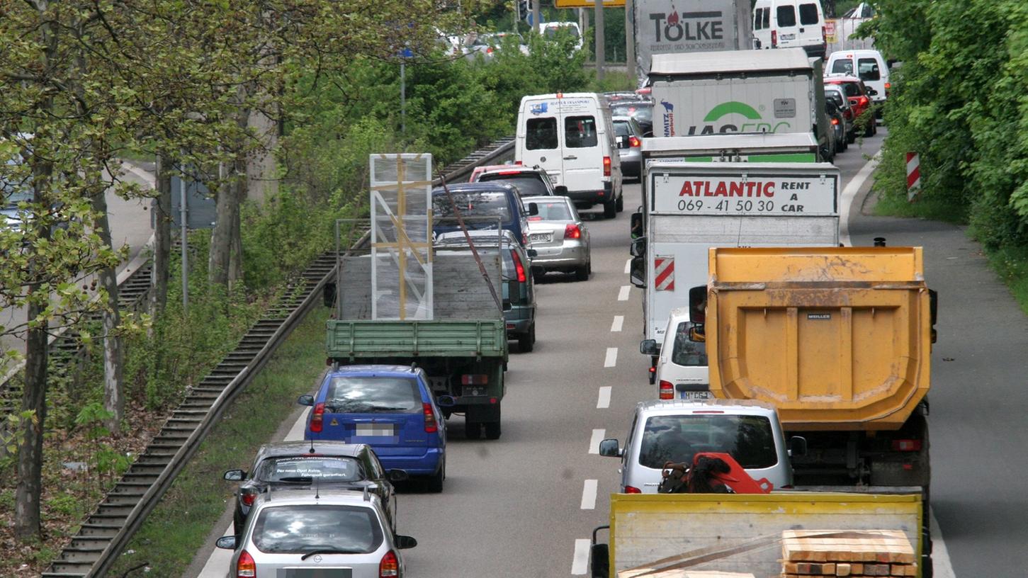 Die Stadt Nürnberg will für das 500-Millionen-Euro-Projekt ein neues Verkehrsgutachten und eine Umweltverträglichkeitsprüfung (UVP) in Auftrag geben. Die Stadt Nürnberg will für das 500-Millionen-Euro-Projekt ein neues Verkehrsgutachten und eine Umweltverträglichkeitsprüfung (UVP) in Auftrag geben.