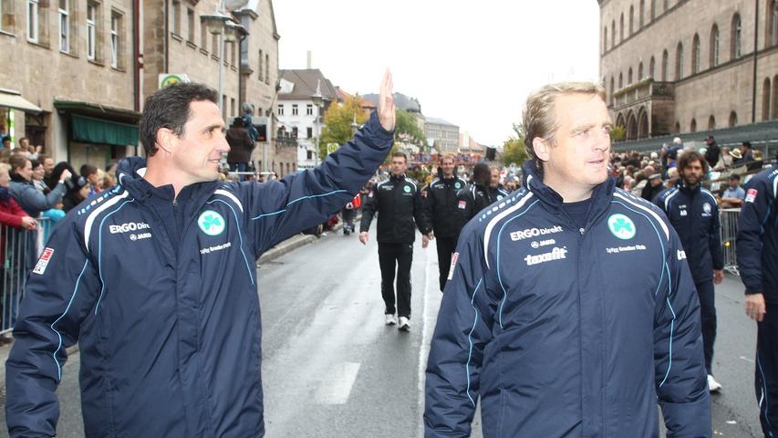 Mirko Reichel (Co-Trainer SpVgg Greuther Fürth, links) und Mike Büskens (Trainer) genießen den Beifall der Menge.