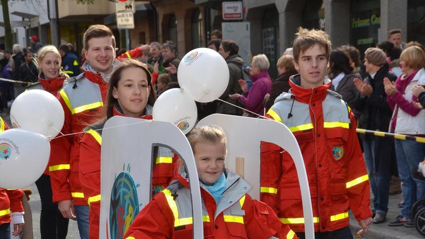 Das Jugend Rot-Kreuz Fürth hat kurzerhand einen Einkaufswagen zum "Krankenwagen" umfunktioniert.