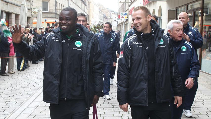 Auch die beiden Fürther Spieler Gerald Asamoah (links) und Bernd Nehrig haben inzwischen richtig Spaß an ihrer Sonntagsbeschäftigung gefunden.