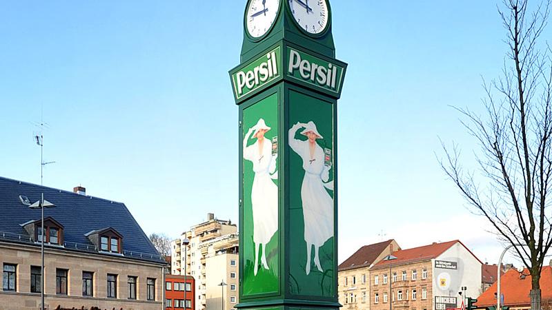 Die Persiluhr wanderte im Jahre 2009 von der Fußgängerzone (Schwabacher Straße / Ecke Maxstraße) an die Billinganlage.
