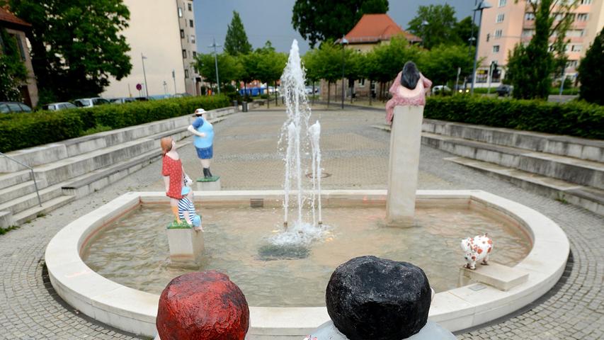 Füllige Figuren und deren Haustiere, aus der Werkstatt des Chemnitzer Bildhauers Karl-Heinz Richter, säumen den neuen Brunnen in der halbrunden Sitzarena aus Beton.