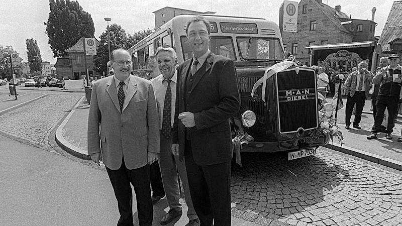 Foto vom Busjubiläum auf der Billinganlage mit dem damaligen Oberbürgermeister Wilhelm Wenning.