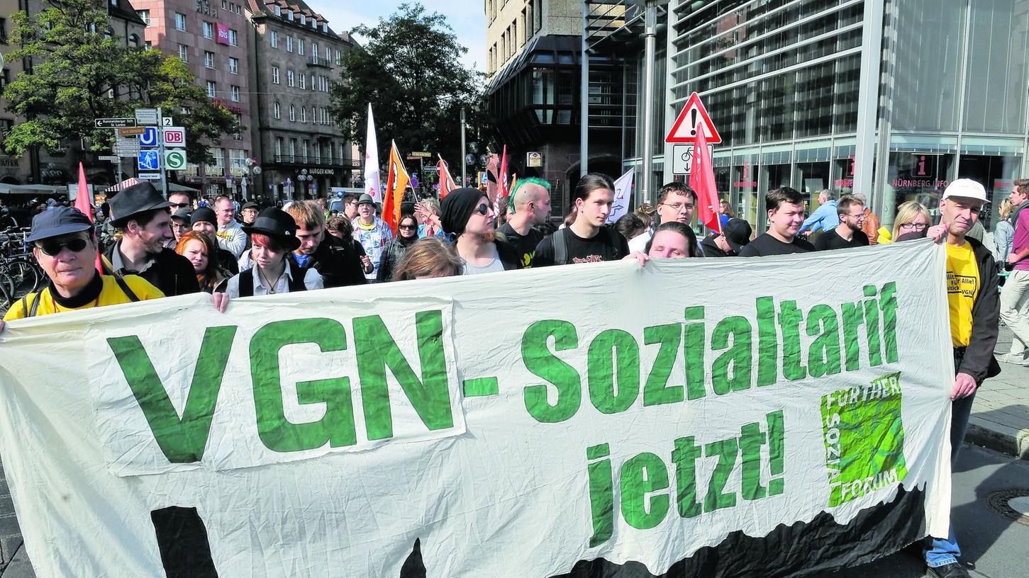 Auch Vertreter vom Fürther Sozialforum kamen nach Nürnberg, um für ein „echtes Sozialticket“ zu demonstrieren. 