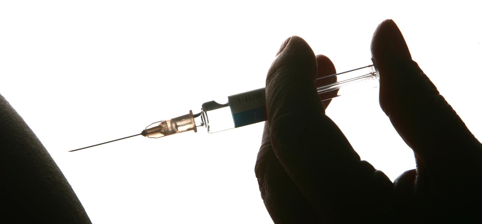 Derzeit wird eine Impfung gegen Grippe empfohlen, um eine Doppelinfektion zu verhindern.