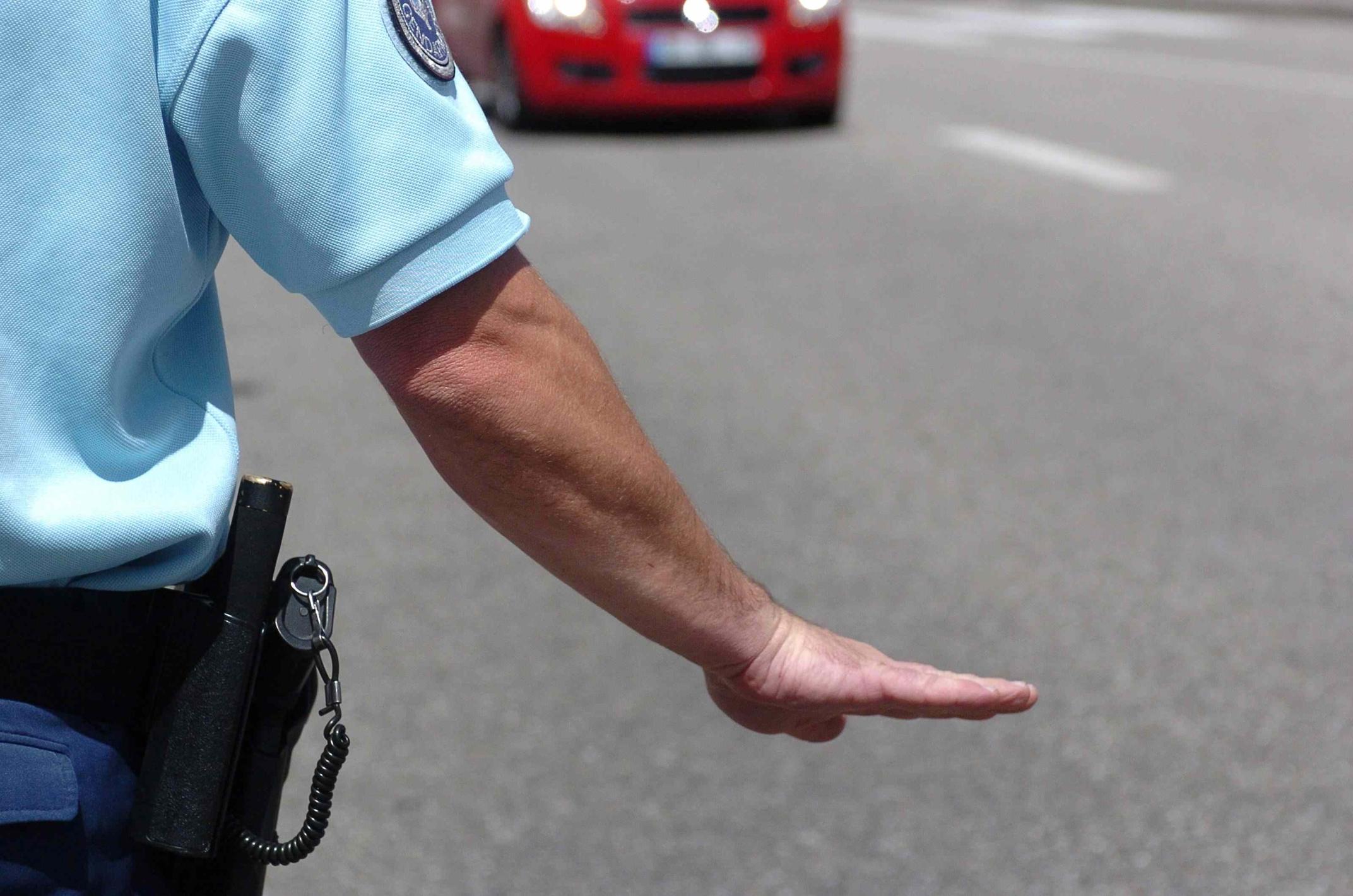 Wenn der Fahrer festgestellt werden kann, gibt es in der Regel ein Bußgeld von 20 Euro. Vereinzelt können aber auch höhere Strafen ausgesprochen werden. "Wer vorsätzlich handelt, muss ein Bußgeld von bis zu 2000 Euro zahlen", betont Innenminister Joachim Herrmann. Wenn Rettungskräfte beim blockierenden Auto ans Fenster klopfen und sich der Fahrer auch dann noch uneinsichtig zeigt, kann das auch den Straftatbestand der Nötigung erfüllen.