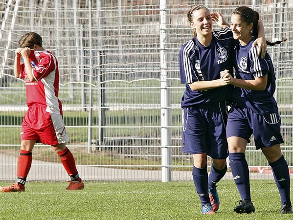 Im jüngsten Spiel gegen den 1. FFC Hof hatten die Nürnbergerinnen allen Grund zum Jubeln. Dank einer effizienten Spielweise gewannnen sie gegen die Oberfranken mit 4:2. Im jüngsten Spiel gegen den 1. FFC Hof hatten die Nürnbergerinnen allen Grund zum Jubeln. Dank einer effizienten Spielweise gewannnen sie gegen die Oberfranken mit 4:2.
