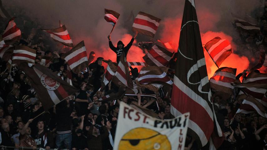 Die FC St. Pauli-Fans wiederum kommentierten den Rauswurf von Trainer Michael Frontzeck mit einem Transparent: "Trainer kommen, Trainer gehen. Flüchtlinge bleiben."