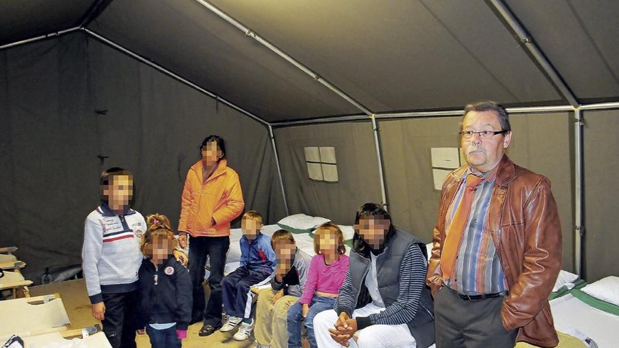 Zirndorf: Erste Asylbewerber übernachten in Zelten Zirndorf: Erste Asylbewerber übernachten in Zelten