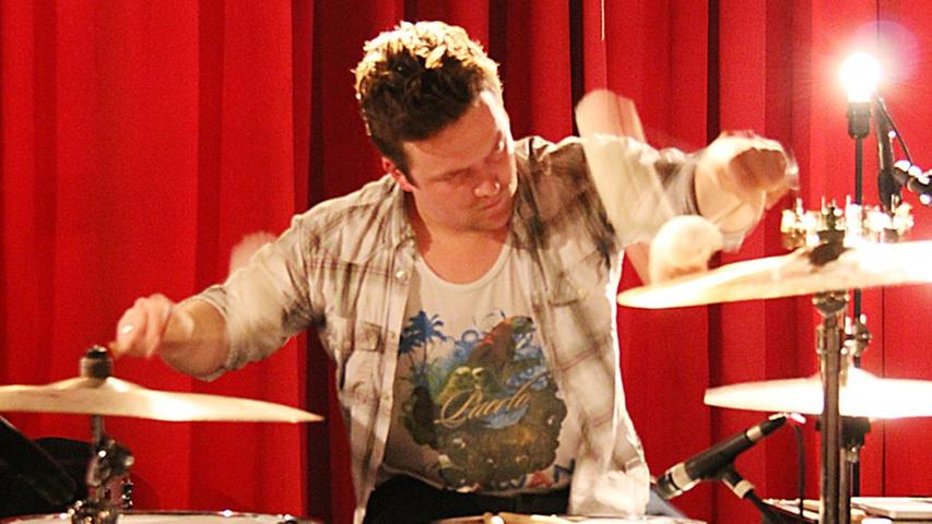 Schlagzeuger Andi aus Nürnberg kann laut und kann auch ganz leise. Der Erfindergeist von WIP zeigt sich auch wenn der Schlagzeuger Wände zum Perkussion-Instrument umfunktioniert.