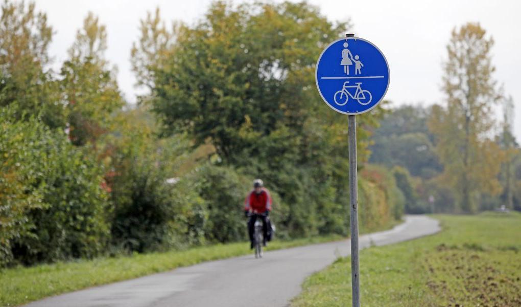 Auf dem Radweg von Buckenhofen nach Pautzfeld ist im August 2009 ein Sportradler mit einer Fußgängerin zusammengestoßen, das Oberlandesgericht Bamberg hat entschieden: Den Radler trifft 80 Prozent der Schuld. Auf dem Radweg von Buckenhofen nach Pautzfeld ist im August 2009 ein Sportradler mit einer Fußgängerin zusammengestoßen, das Oberlandesgericht Bamberg hat entschieden: Den Radler trifft 80 Prozent der Schuld.
