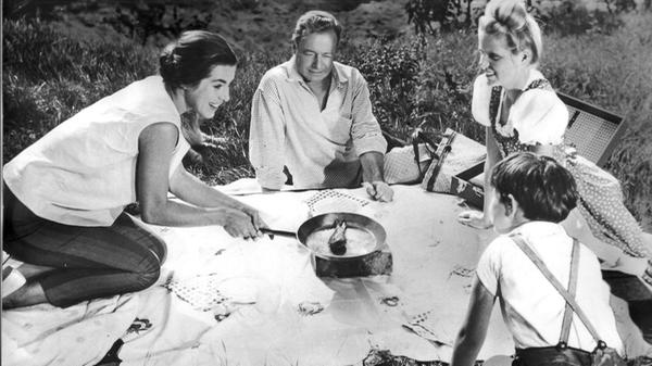 "Was fürs Herz" - In dem Melodram Vater sein dagegen sehr aus dem Jahr 1957 spielt Heinz Rühmann einen Schriftsteller, der sich plötzlich um die beiden Kinder seiner Schwester kümmern muss. Gedreht wurde in Mainfranken: Marktbreit, Ochsenfurt, Sulzfeld und Würzburg dienten als Schauplätze.