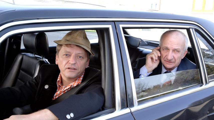 Erwin Pelzig ist dem breiten Fernsehpublikum bekannt aus "Neues aus der Anstalt" oder "Pelzig hält sich". Zusammen mit Regisseur Thomas Heinemann schrieb er 2007 das Drehbuch für die Komödie "Vorne ist verdammt weit weg", in der er auch die Hauptrolle spielte. Die Filmbewertungsstelle Wiesbaden verlieh dem Film das Prädikat "Besonders wertvoll". Auch bei dieser Produktion gab es einige fränkische Städte zu sehen, wie Würzburg und Schweinfurt. Erwin Pelzig ist dem breiten Fernsehpublikum bekannt aus "Neues aus der Anstalt" oder "Pelzig hält sich". Zusammen mit Regisseur Thomas Heinemann schrieb er 2007 das Drehbuch für die Komödie "Vorne ist verdammt weit weg", in der er auch die Hauptrolle spielte. Die Filmbewertungsstelle Wiesbaden verlieh dem Film das Prädikat "Besonders wertvoll". Auch bei dieser Produktion gab es einige fränkische Städte zu sehen, wie Würzburg und Schweinfurt.