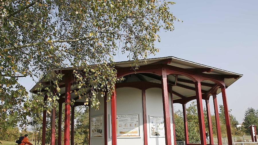 Pavillon wurde „Zahn der Zeit“ gezogen Pavillon wurde „Zahn der Zeit“ gezogen