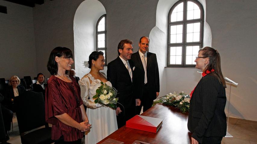 Die Stadt Nürnberg hat im Oktober 2012 einen langgehegten Wunsch vieler Paare erfüllt: eine Trauung vor der traumhaften Kulisse der Nürnberger Kaiserburg. Dafür wurde extra ein Hochzeitszimmer hergerichtet.