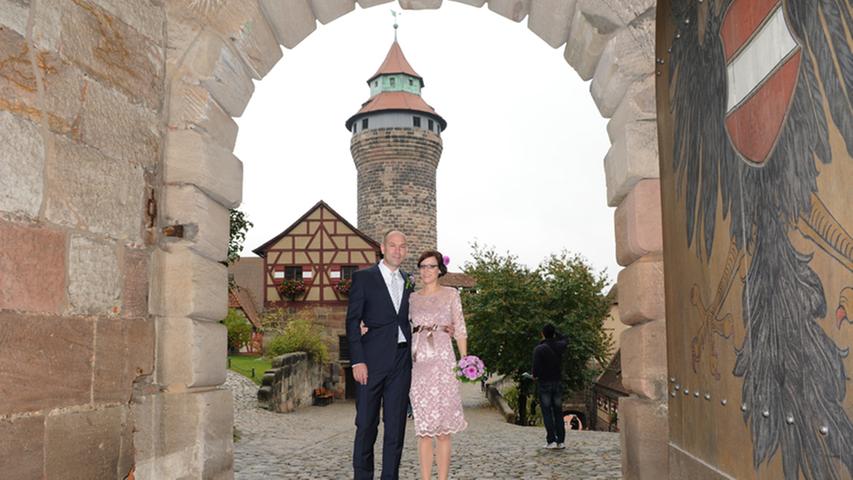 Jelena (33) und Markus Güntsch (37) aus Nürnberg wollten auf der Burg heiraten, "weil das einfach die schönste Location in der ganzen Stadt ist", sagen sie.