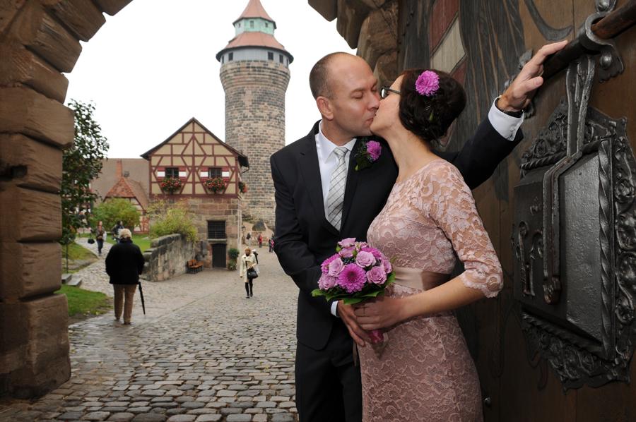 Seit Herbst 2012 können sich Paare auf der Nürnberger Kaiserburg das Ja-Wort geben. Dafür ist die 60 Quadratmeter große, ehemalige Wachstube des Rittersaals zum Hochzeitszimmer umdekoriert worden. Die Miete kostet 145 Euro, die Gebühren des Standesamtes Nürnberg fallen zusätzlich an. Für Firmenveranstaltungen können auch der Rittersaal und der Innere Burghof gemietet werden. Weitere Informationen zu den Räumen finden Sie hier.