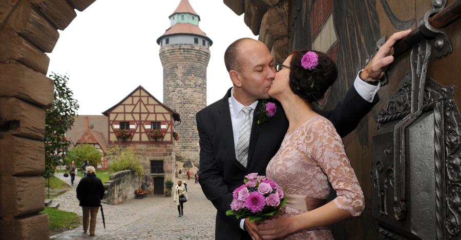 Und so sieht es dann aus, das traditionelle Hochzeitsfoto in der Burg, wie es sich Markus Söder vorgestellt hat.